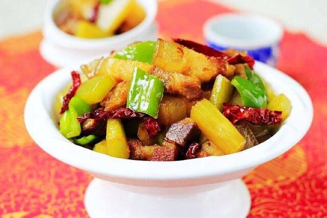 萵筍燜臘肉的做法-家常味燜菜譜-易網健康養生網 萵筍燜臘肉的做法-家常味燜菜譜