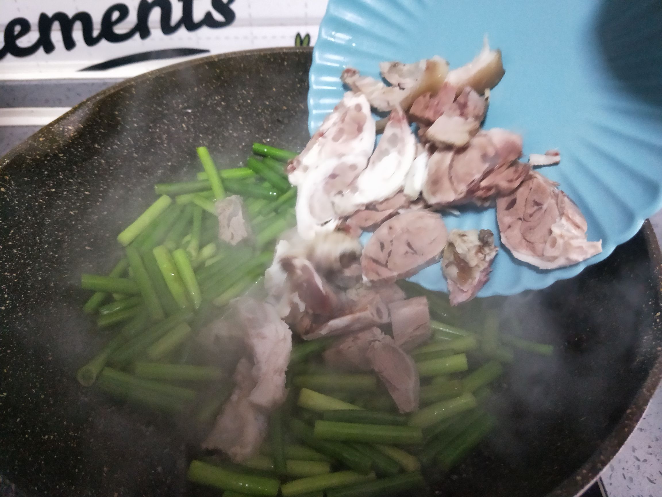 白肉炒蒜苔的做法-家常味炒菜譜