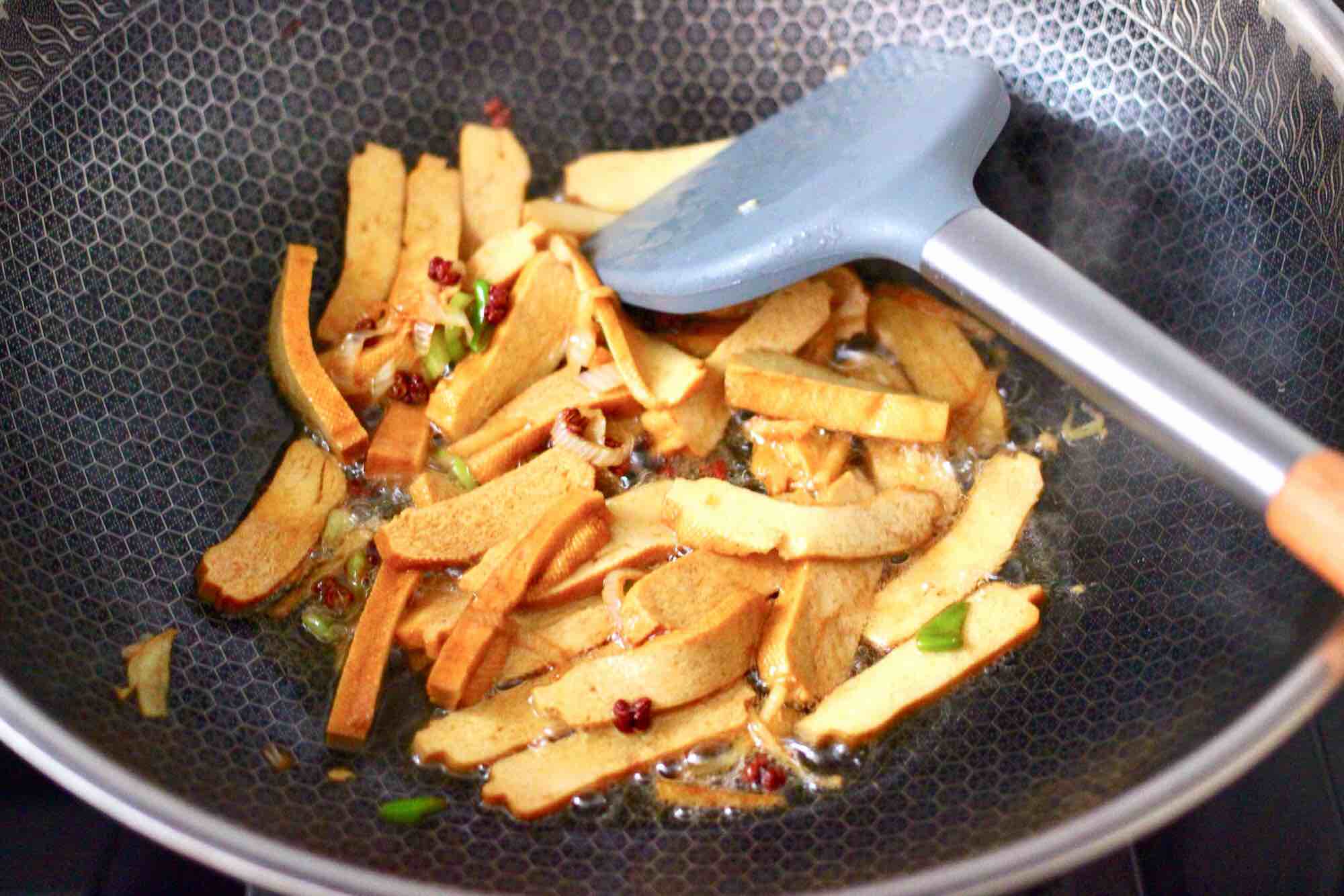 墨魚香干芹菜小炒的做法-咸鮮味炒菜譜-易網(wǎng)健康養(yǎng)生網(wǎng) 墨魚香干芹菜小炒的做法-咸鮮味炒菜譜