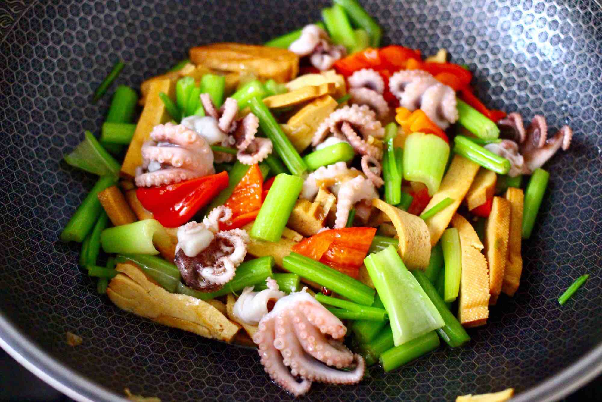 墨魚香干芹菜小炒的做法-咸鮮味炒菜譜-易網(wǎng)健康養(yǎng)生網(wǎng) 墨魚香干芹菜小炒的做法-咸鮮味炒菜譜