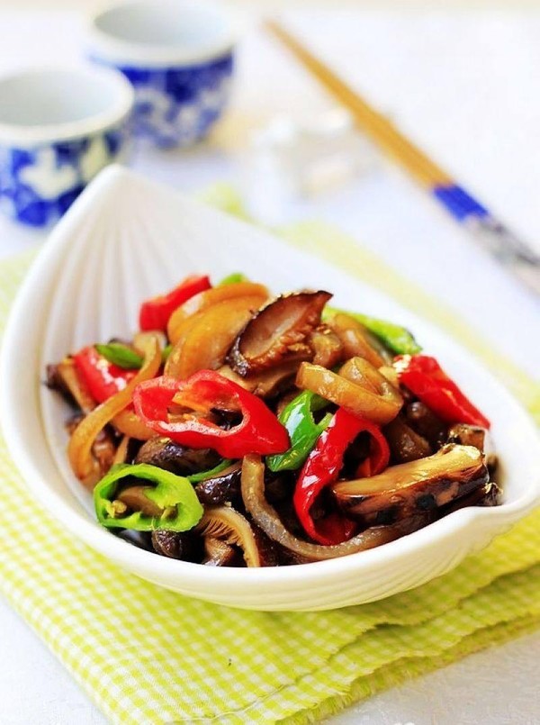 香菇炒肉皮的做法-家常味炒菜譜-易網健康養生網 香菇炒肉皮的做法-家常味炒菜譜