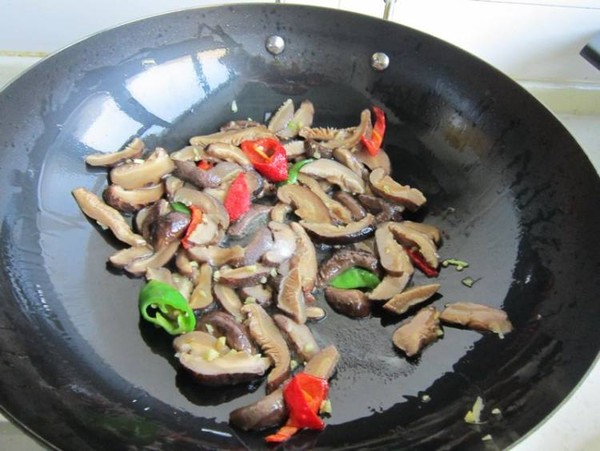香菇炒肉皮的做法-家常味炒菜譜