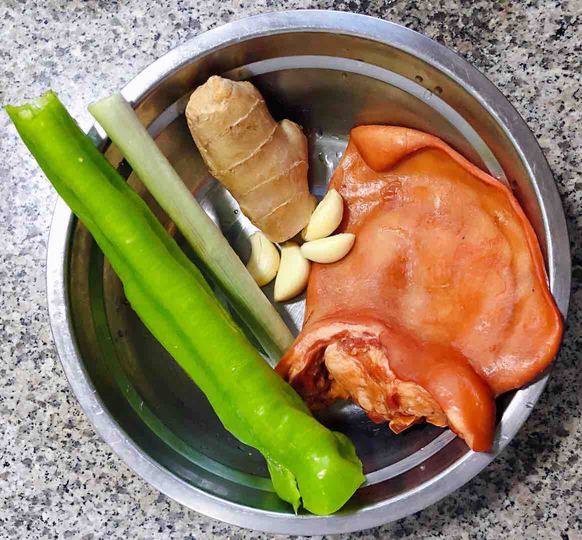 爆炒豬耳朵的做法-香辣味炒菜譜-易網<a href=http://www.weilaijie.cn/ target=_blank class=infotextkey>健康養生</a>網 爆炒豬耳朵的做法-香辣味炒菜譜