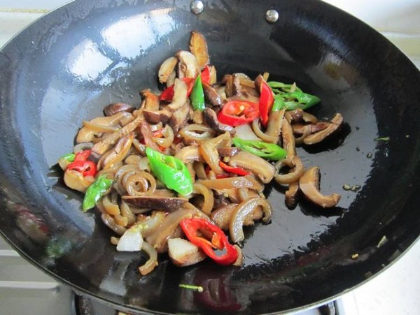 香菇炒肉皮的做法-家常味炒菜譜