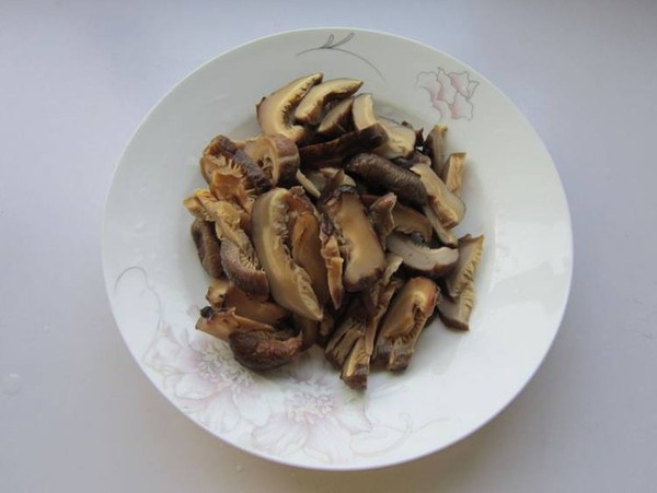 香菇炒肉皮的做法-家常味炒菜譜
