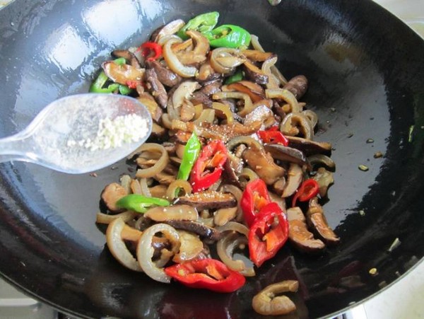 香菇炒肉皮的做法-家常味炒菜譜