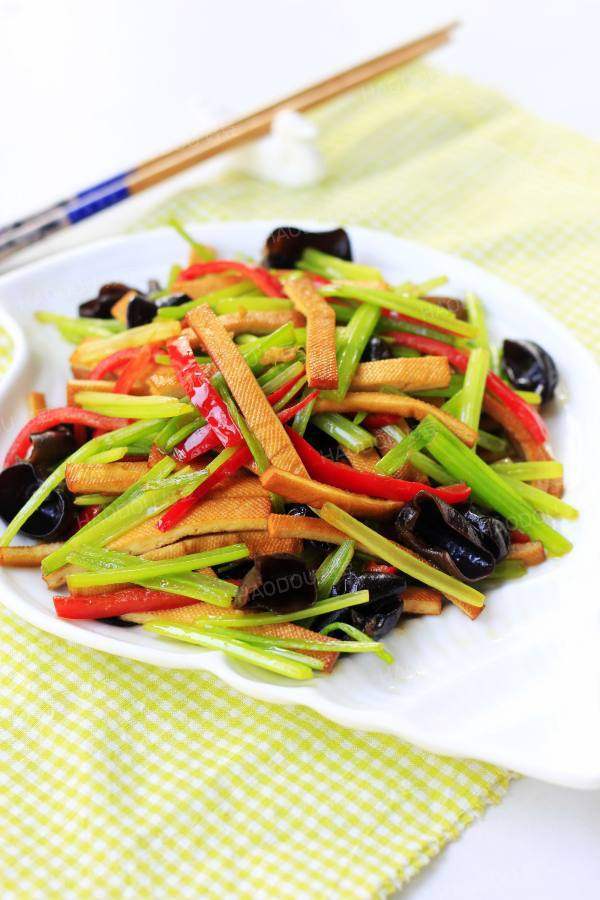 毛芹菜木耳炒香干的做法-家常味炒菜譜-易網(wǎng)健康養(yǎng)生網(wǎng) 毛芹菜木耳炒香干的做法-家常味炒菜譜