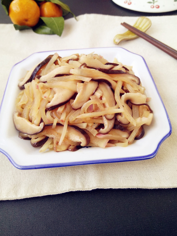 蘿卜燒香菇的做法-家常味燒菜譜-易網健康養生網 蘿卜燒香菇的做法-家常味燒菜譜