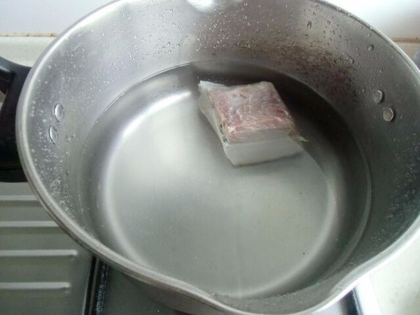 土豆?fàn)F咸肉的做法-家常味燜菜譜