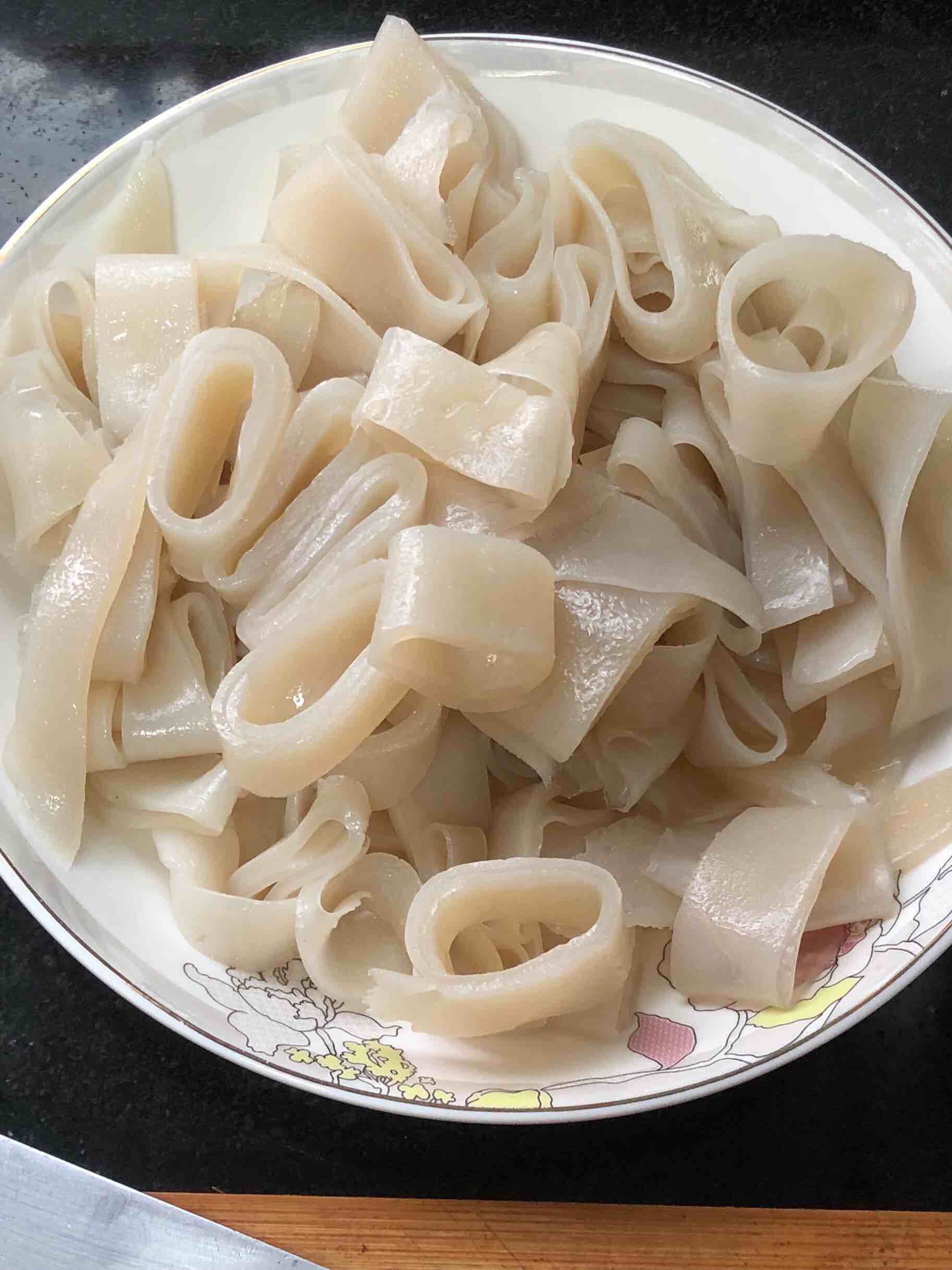 簡單易做滴涼皮的做法-酸辣味蒸菜譜-易網健康養生網 簡單易做滴涼皮的做法-酸辣味蒸菜譜