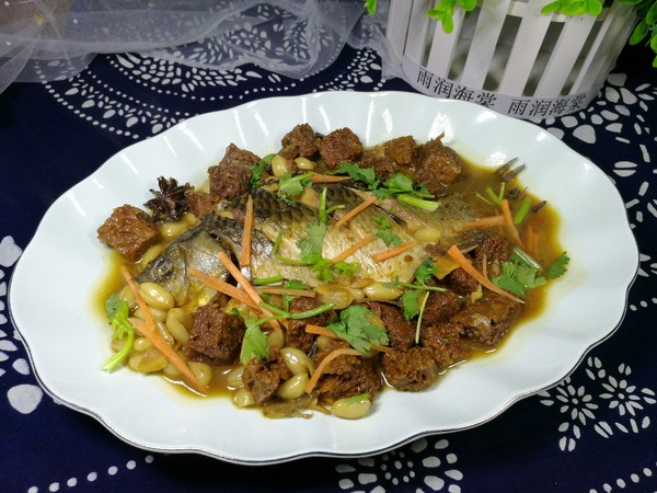 鯽魚花生仁燉烤麩的做法-家常味燉菜譜-易網健康養生網 鯽魚花生仁燉烤麩的做法-家常味燉菜譜