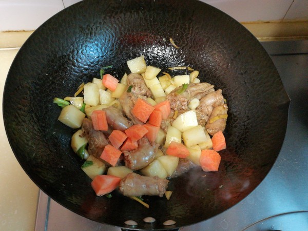 雞脖子燉土豆的做法-家常味燉菜譜-易網(wǎng)健康養(yǎng)生網(wǎng) 雞脖子燉土豆的做法-家常味燉菜譜