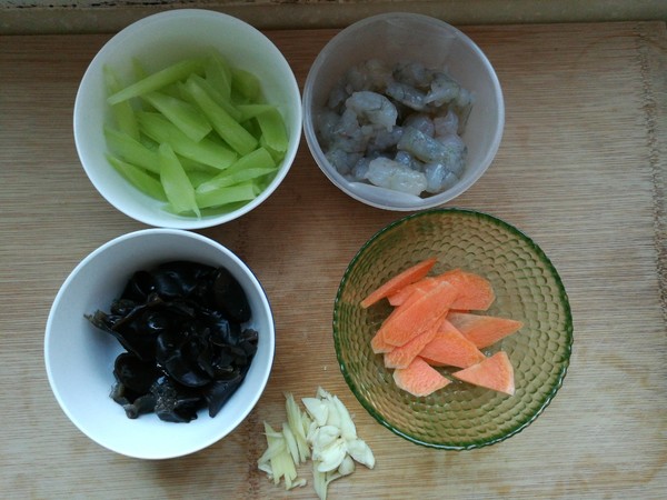 萵筍木耳炒蝦仁的做法-家常味炒菜譜-易網(wǎng)<a href=http://www.weilaijie.cn/ target=_blank class=infotextkey>健康養(yǎng)生</a>網(wǎng) 萵筍木耳炒蝦仁的做法-家常味炒菜譜