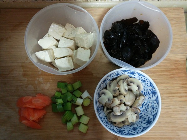 木耳口蘑熘豆腐的做法-家常味熘菜譜-易網(wǎng)健康養(yǎng)生網(wǎng) 木耳口蘑熘豆腐的做法-家常味熘菜譜