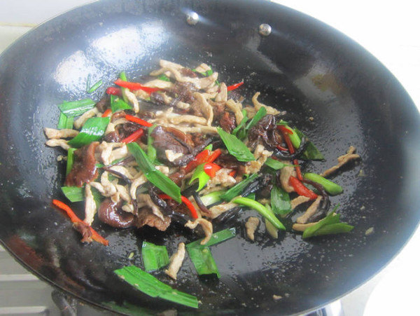 榛蘑炒肉的做法-家常味炒菜譜