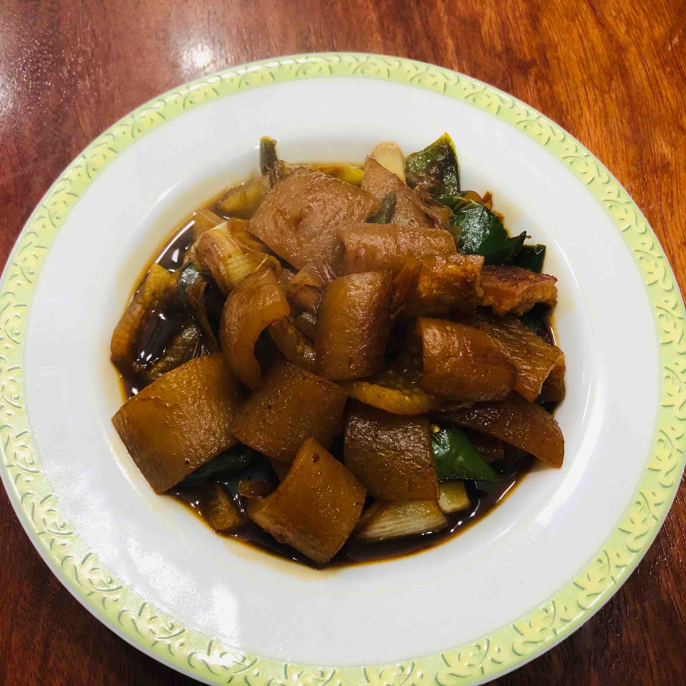 尖椒大蒜爆炒豬皮的做法-家常味炒菜譜-易網健康養生網 尖椒大蒜爆炒豬皮的做法-家常味炒菜譜