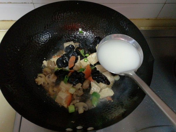 木耳口蘑熘豆腐的做法-家常味熘菜譜-易網(wǎng)健康養(yǎng)生網(wǎng) 木耳口蘑熘豆腐的做法-家常味熘菜譜