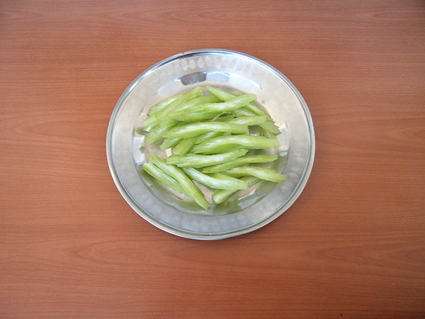 芹菜炒燜子的做法-家常味炒菜譜