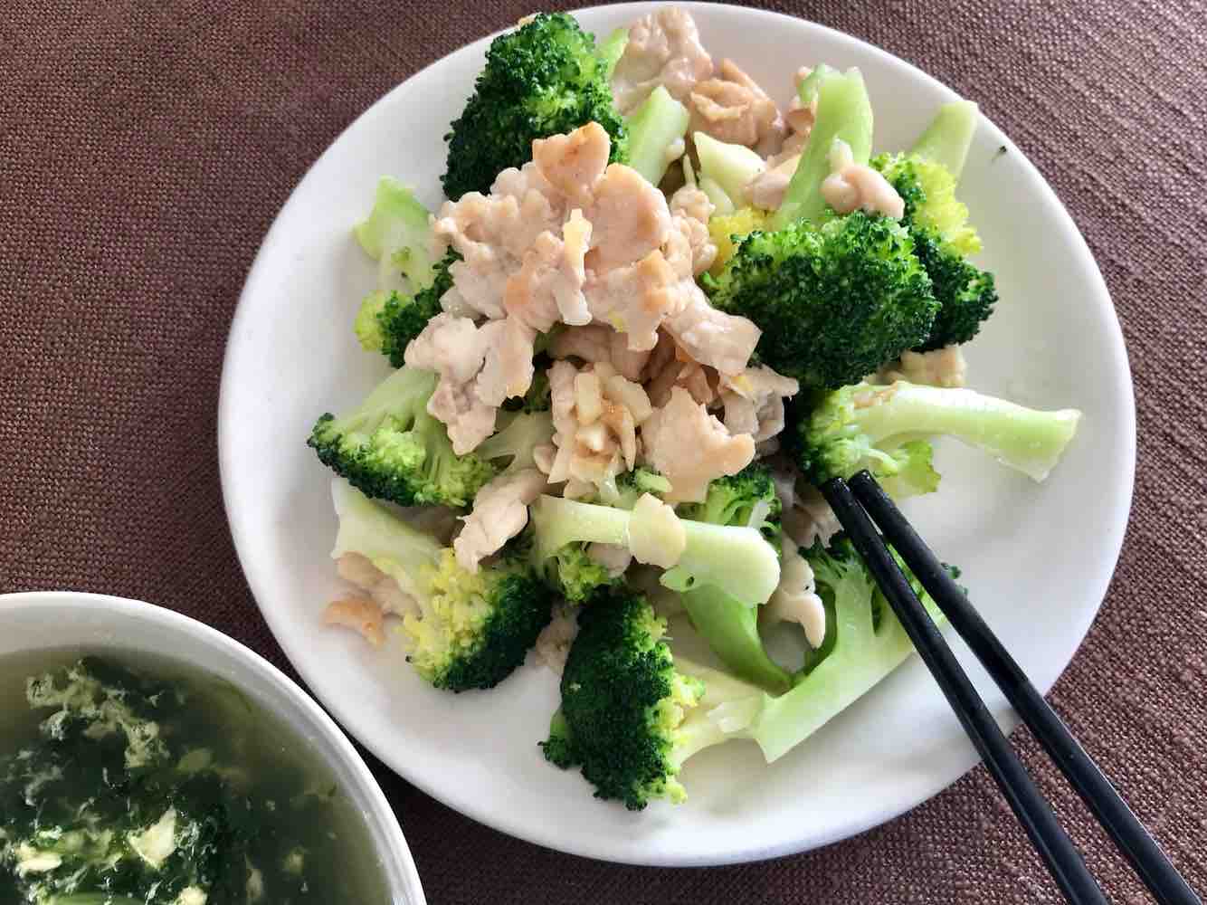 西蘭花炒雞肉的做法-家常味炒菜譜-易網健康養生網 西蘭花炒雞肉的做法-家常味炒菜譜
