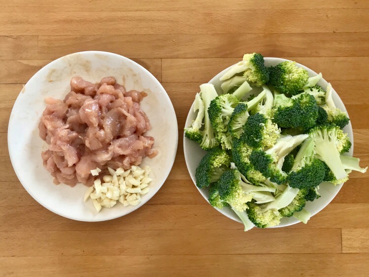 西蘭花炒雞肉的做法-家常味炒菜譜-易網<a href=http://www.weilaijie.cn/ target=_blank class=infotextkey>健康養生</a>網 西蘭花炒雞肉的做法-家常味炒菜譜