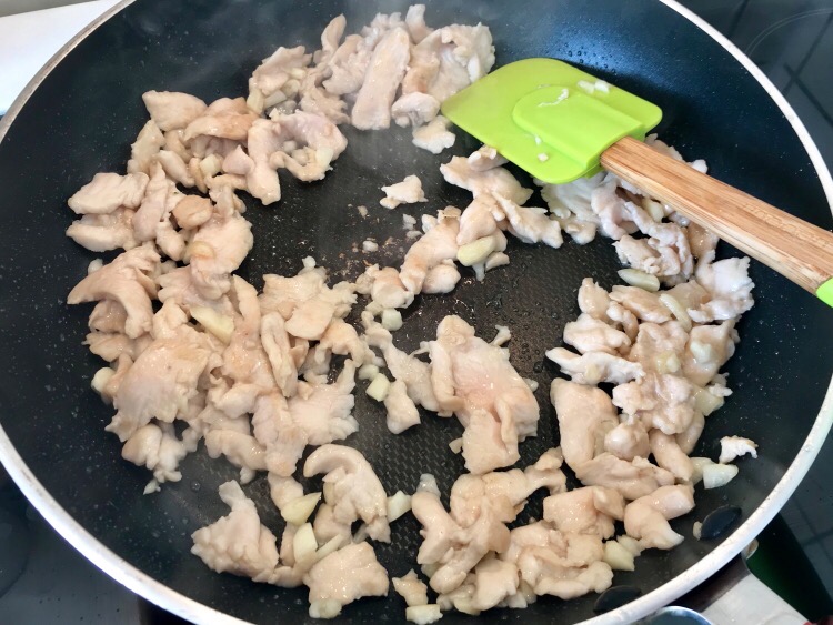 西蘭花炒雞肉的做法-家常味炒菜譜-易網健康養生網 西蘭花炒雞肉的做法-家常味炒菜譜