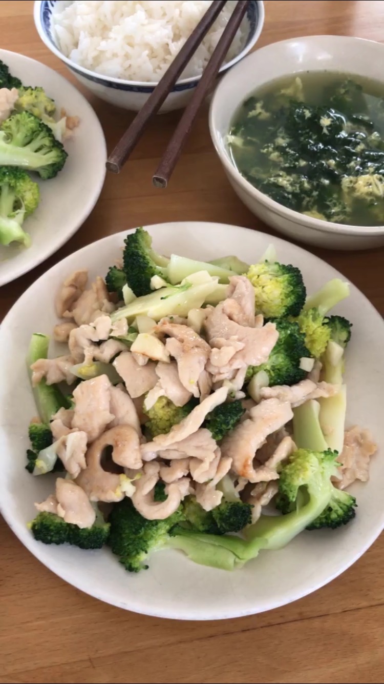 西蘭花炒雞肉的做法-家常味炒菜譜-易網健康養生網 西蘭花炒雞肉的做法-家常味炒菜譜
