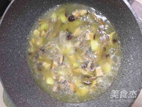 土豆茶樹菇燜雞肉的做法-咸鮮味燜菜譜-易網健康養生網 土豆茶樹菇燜雞肉的做法-咸鮮味燜菜譜