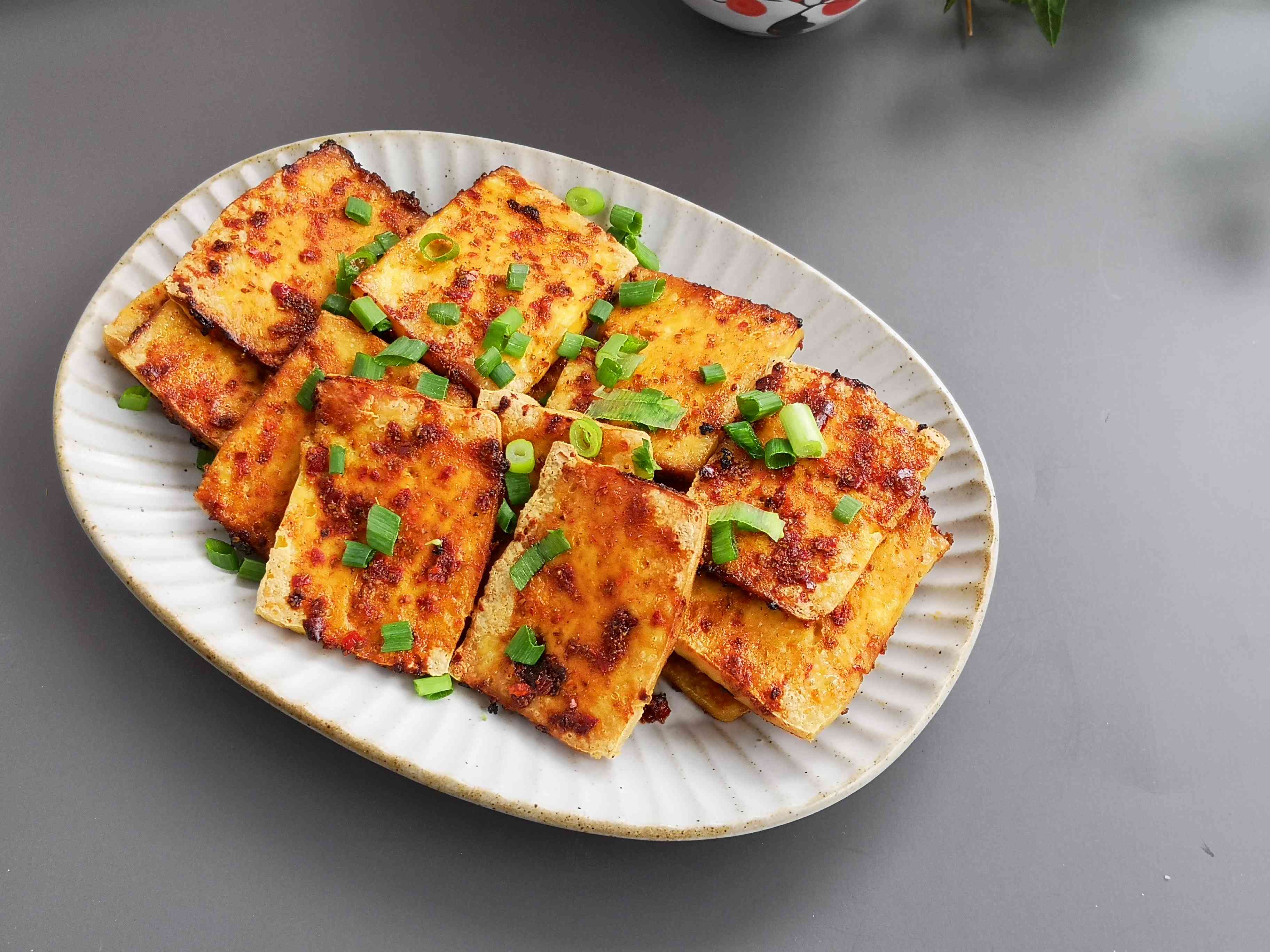 停不下來的美味,香辣烤豆腐的做法-香辣味烤菜譜-易網(wǎng)健康養(yǎng)生網(wǎng) 停不下來的美味,香辣烤豆腐的做法-香辣味烤菜譜