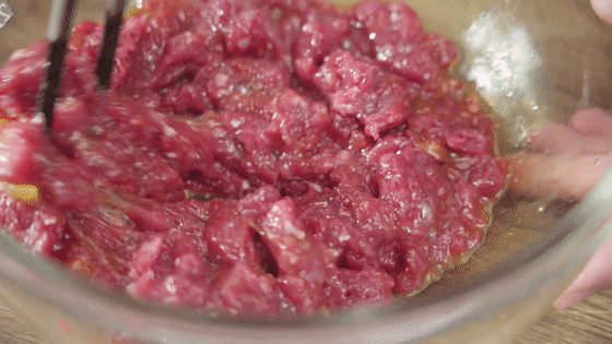 洋蔥牛肉餅【孔老師教做菜】的做法-家常味煎菜譜-易網(wǎng)健康養(yǎng)生網(wǎng) 洋蔥牛肉餅【孔老師教做菜】的做法-家常味煎菜譜