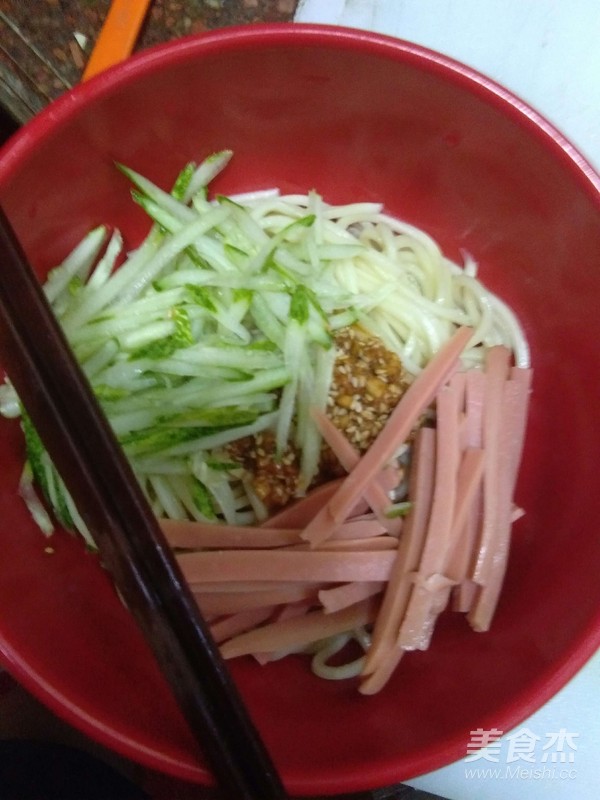 家常涼面的做法-香辣味拌菜譜-易網健康養(yǎng)生網 家常涼面的做法-香辣味拌菜譜
