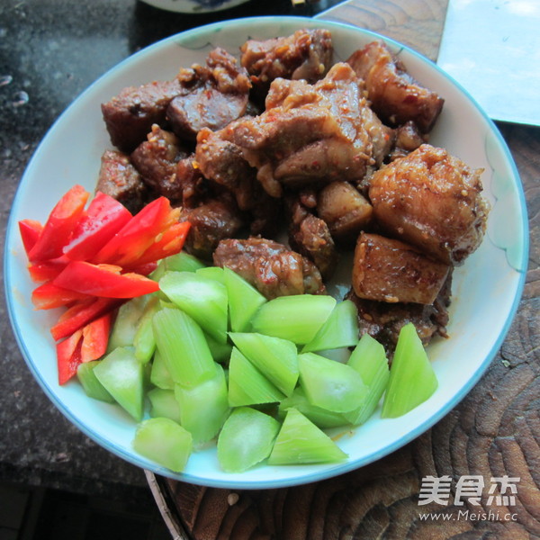 萵筍燜紅燒肉的做法-家常味燜菜譜