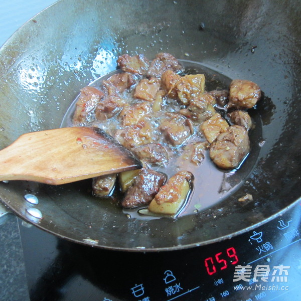 萵筍燜紅燒肉的做法-家常味燜菜譜