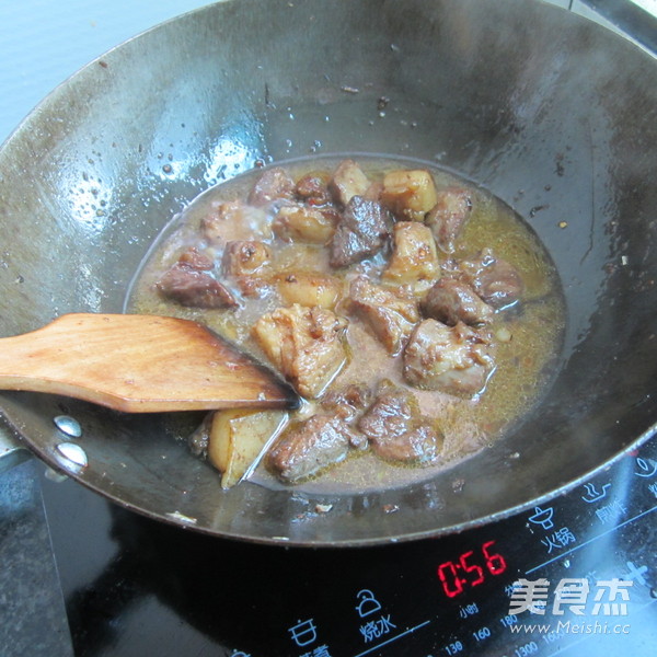 萵筍燜紅燒肉的做法-家常味燜菜譜