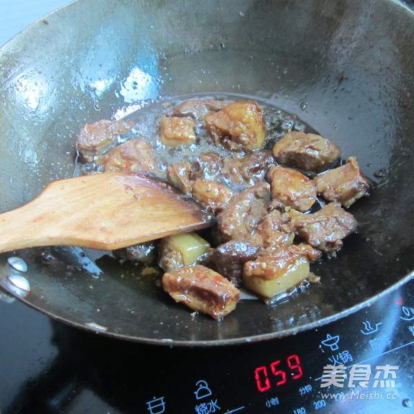 萵筍燜紅燒肉的做法-家常味燜菜譜
