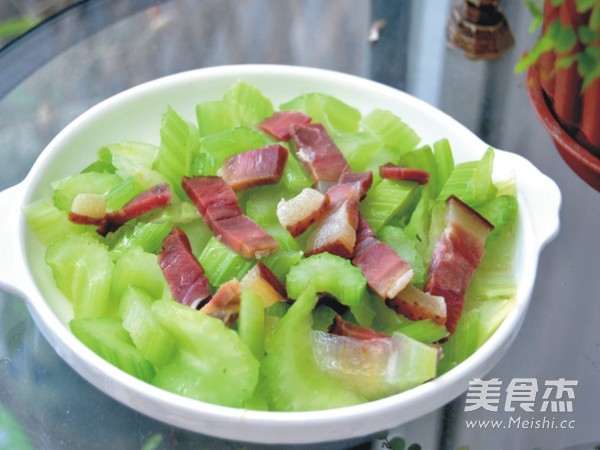 西芹炒臘肉的做法-家常味炒菜譜