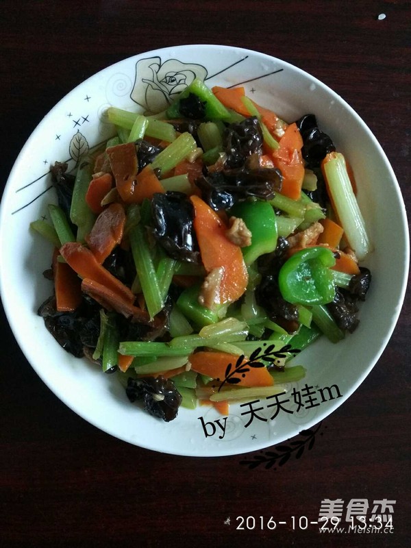 胡蘿卜木耳炒芹菜的做法-家常味炒菜譜-易網(wǎng)健康養(yǎng)生網(wǎng) 胡蘿卜木耳炒芹菜的做法-家常味炒菜譜