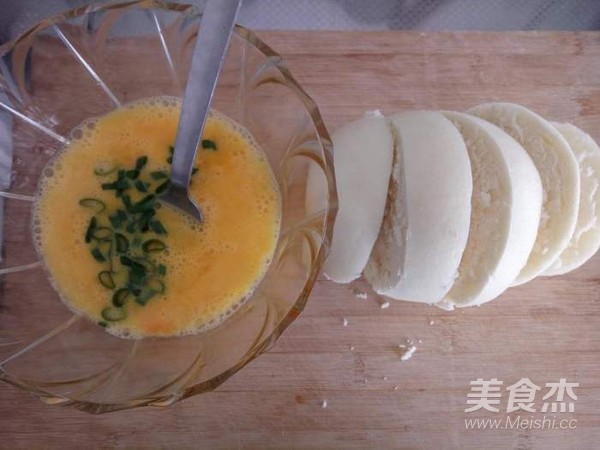 蔥香雞蛋煎饅頭片的做法-蔥香味煎菜譜