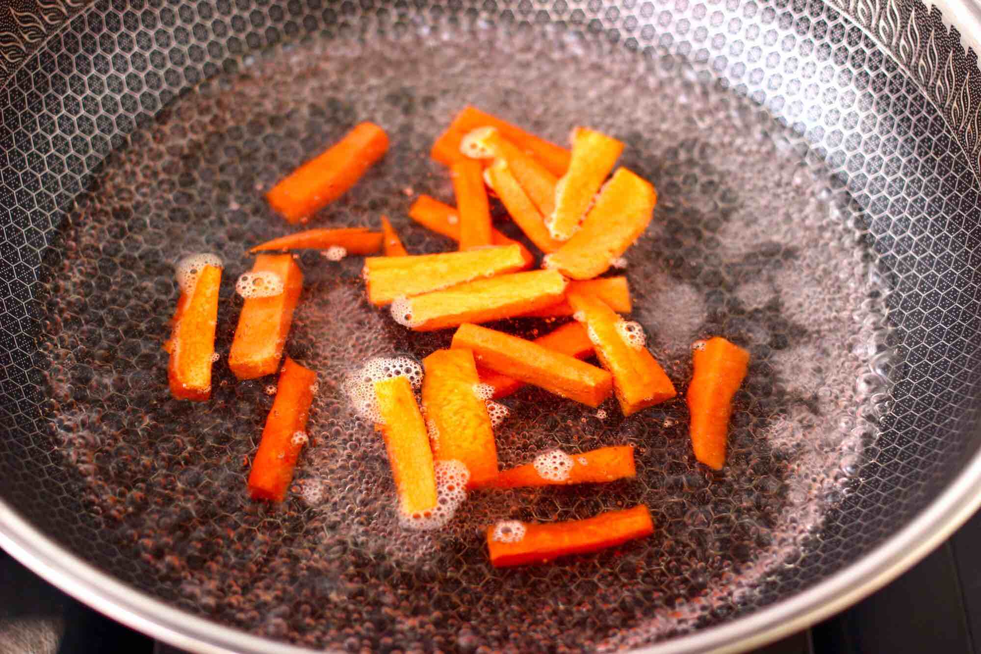 蒜苗爆肝尖的做法-蒜香味爆菜譜-易網健康養生網 蒜苗爆肝尖的做法-蒜香味爆菜譜