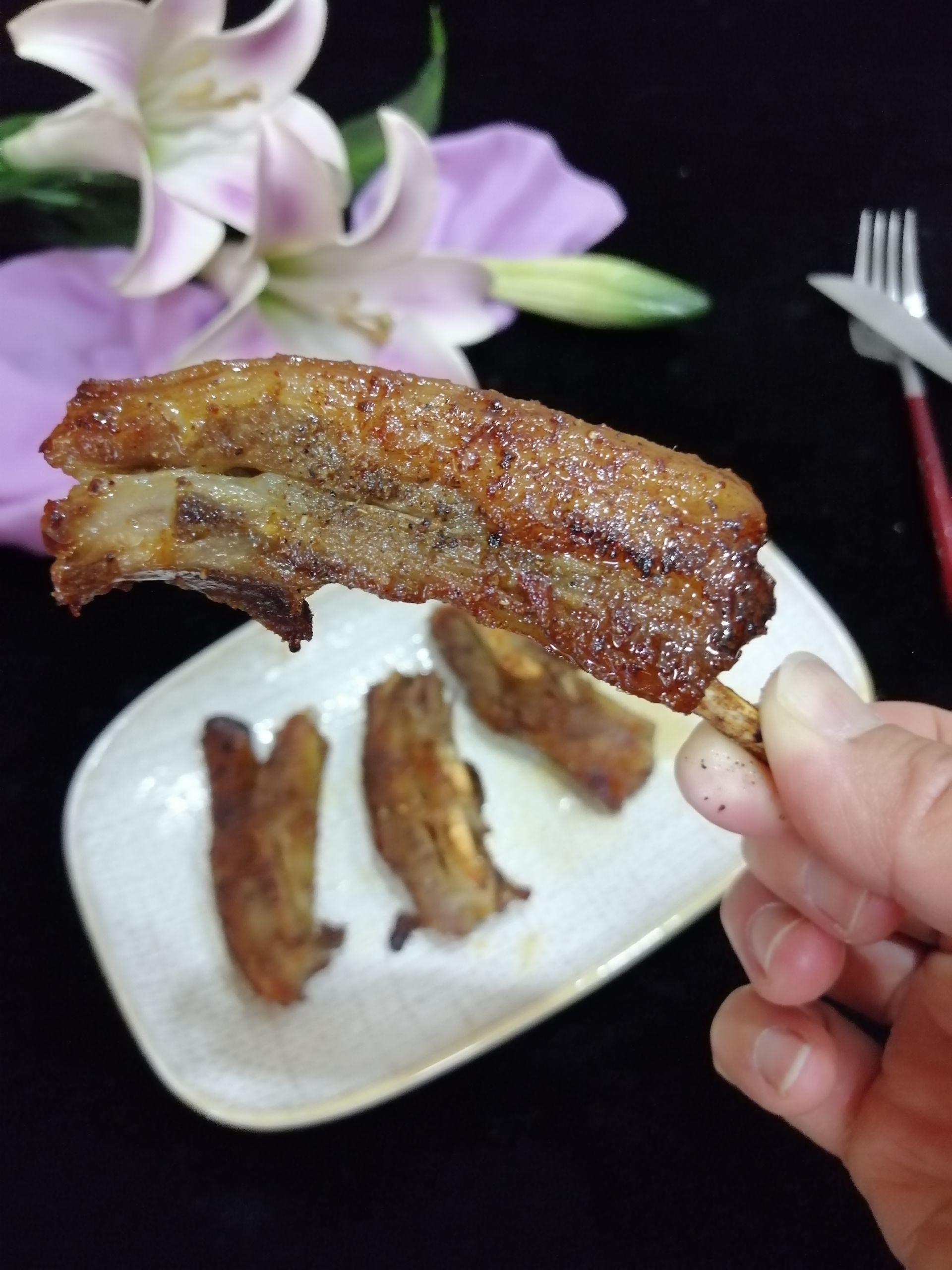 手抓羊排的做法-五香味烤菜譜-易網(wǎng)健康養(yǎng)生網(wǎng) 手抓羊排的做法-五香味烤菜譜