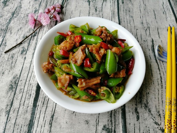 青椒炒兔肉的做法-香辣味炒菜譜-易網健康養生網 青椒炒兔肉的做法-香辣味炒菜譜