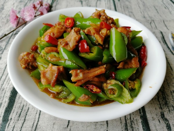 青椒炒兔肉的做法-香辣味炒菜譜-易網健康養生網 青椒炒兔肉的做法-香辣味炒菜譜