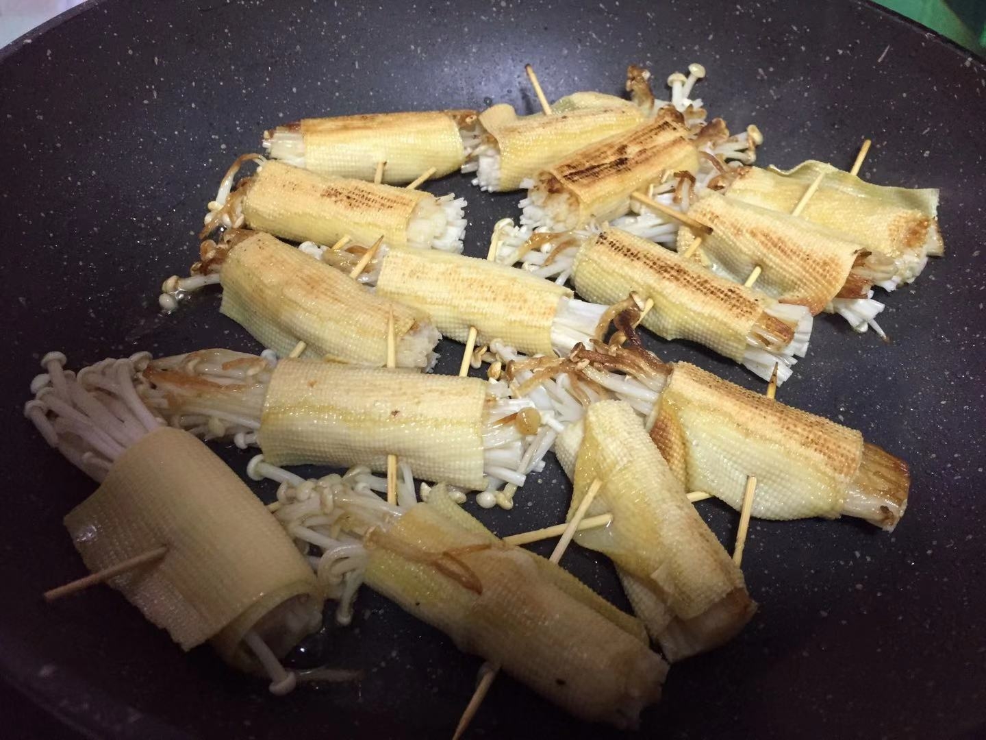 金針菇豆皮卷的做法-家常味燒菜譜