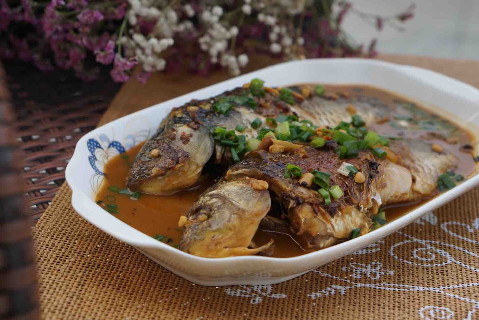 雙醬燒鯽魚的做法-家常味燒菜譜-易網健康養生網 雙醬燒鯽魚的做法-家常味燒菜譜