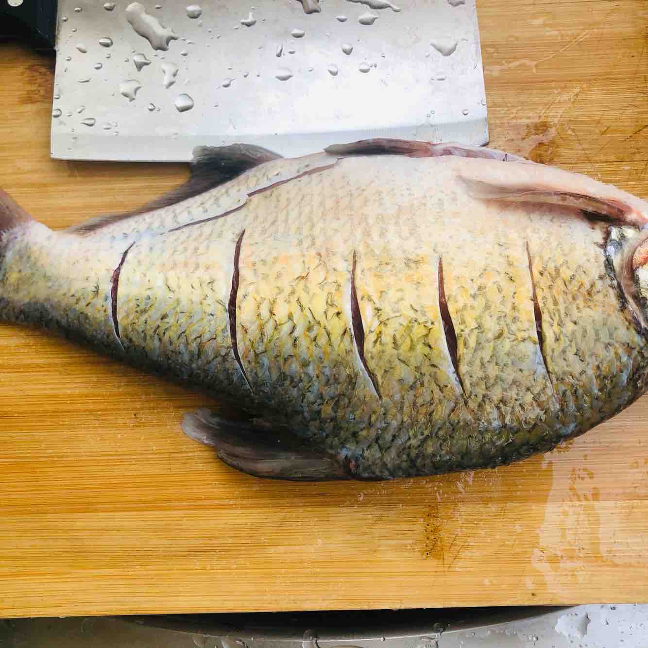 紅燒鳊魚(yú)的做法-香辣味燒菜譜-易網(wǎng)<a href=http://www.weilaijie.cn/ target=_blank class=infotextkey>健康養(yǎng)生</a>網(wǎng) 紅燒鳊魚(yú)的做法-香辣味燒菜譜