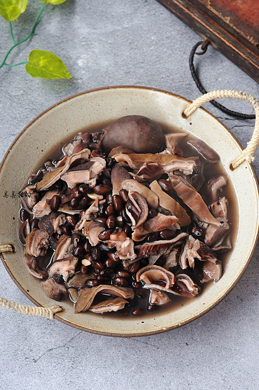 黑豆燉豬肚的做法-家常味燒菜譜-易網(wǎng)健康養(yǎng)生網(wǎng) 黑豆燉豬肚的做法-家常味燒菜譜