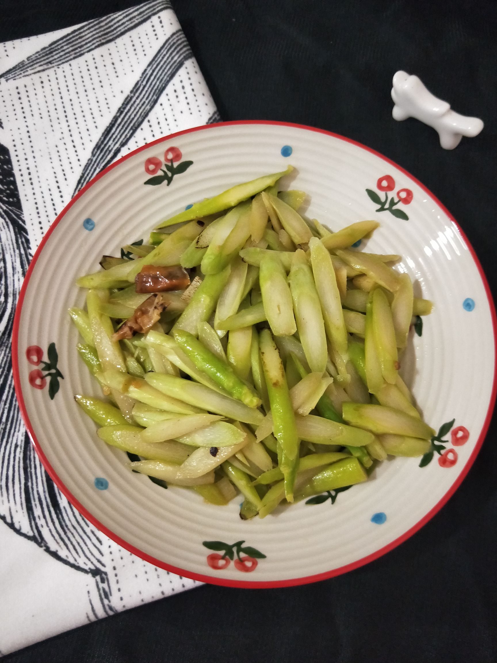 清炒蘆筍的做法-家常味炒菜譜-易網健康養生網 清炒蘆筍的做法-家常味炒菜譜