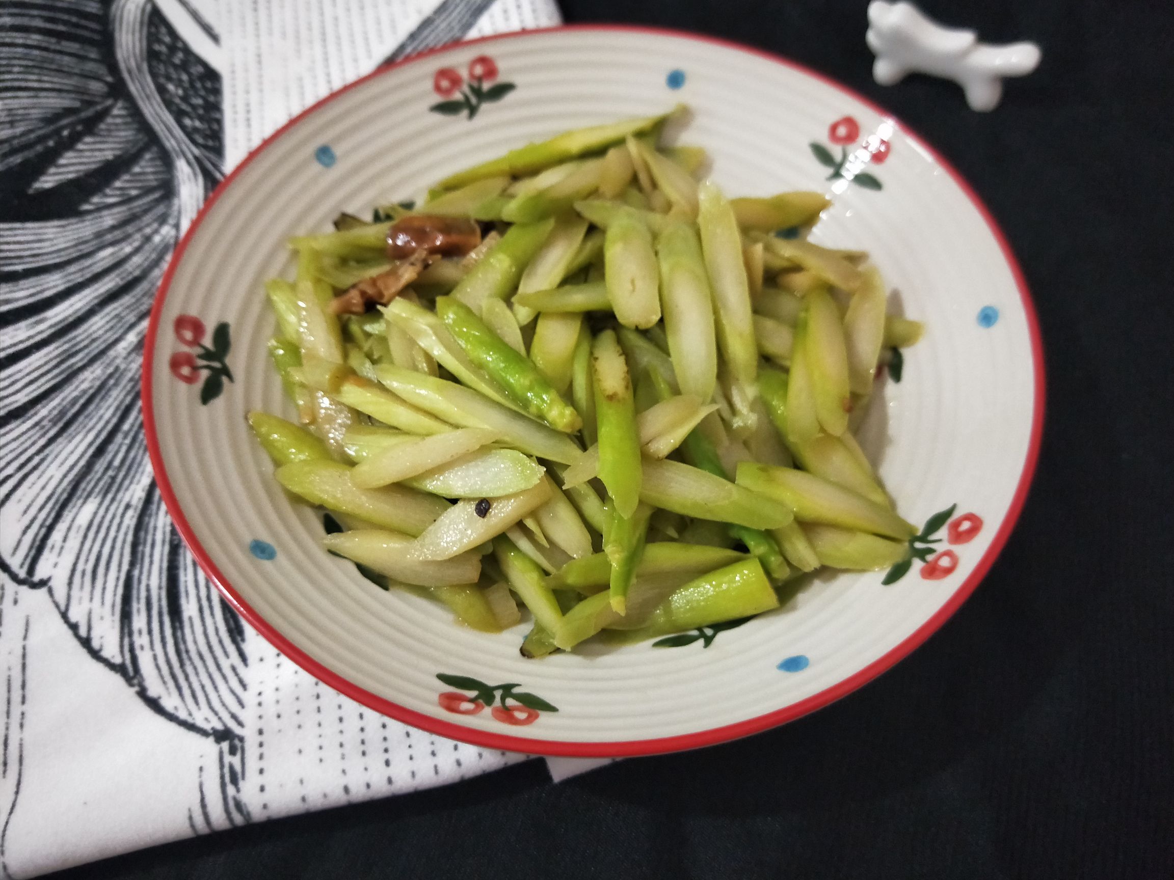 清炒蘆筍的做法-家常味炒菜譜-易網健康養生網 清炒蘆筍的做法-家常味炒菜譜