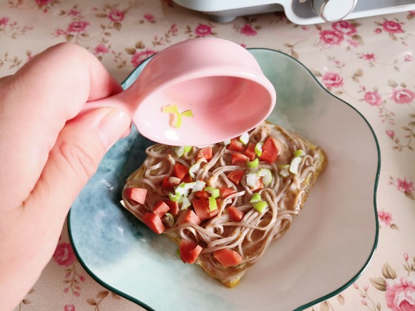 蕎麥面條雞蛋餅的做法-家常味煎菜譜