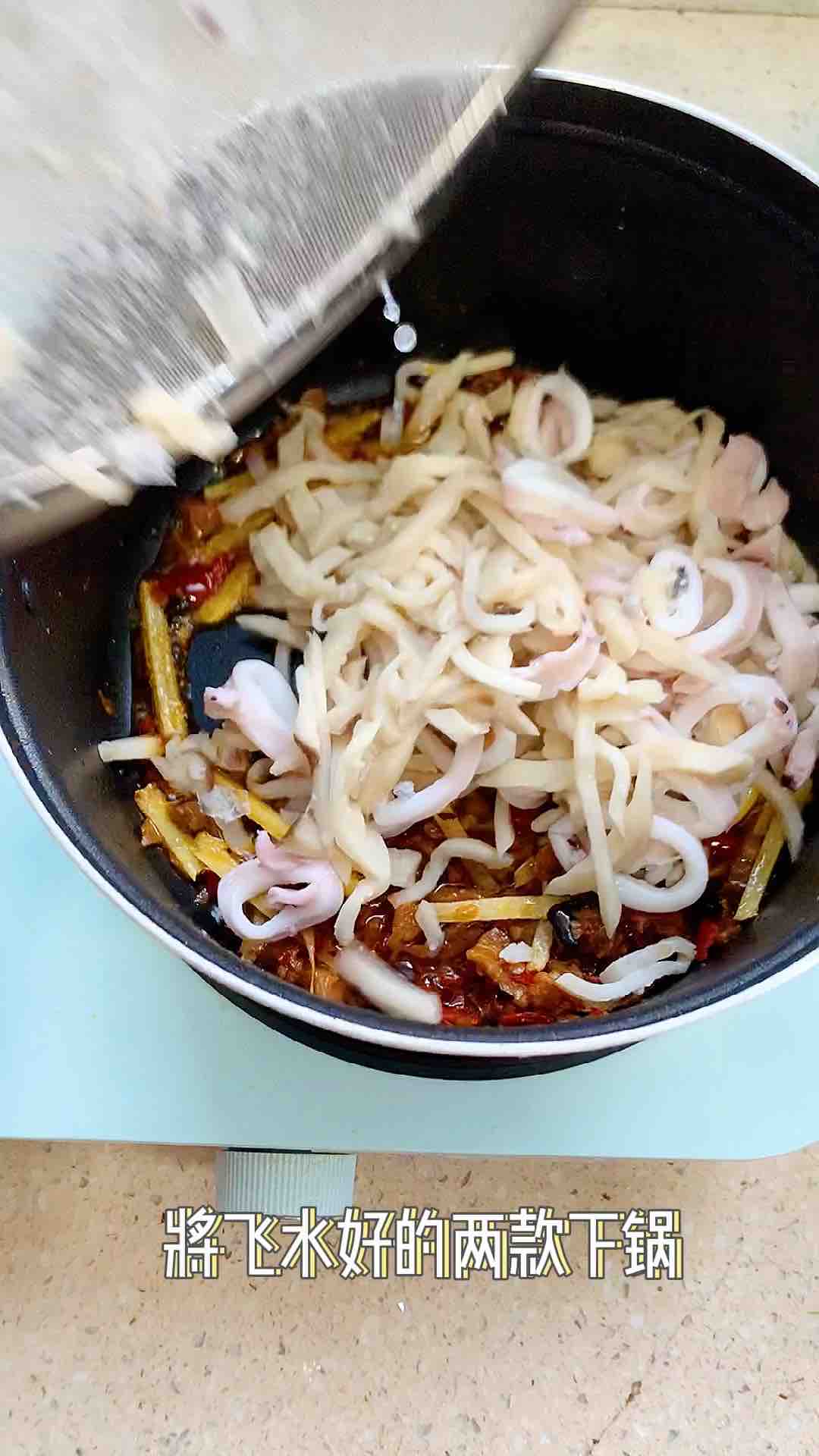 菇絲魷魚圈的做法-香辣味炒菜譜