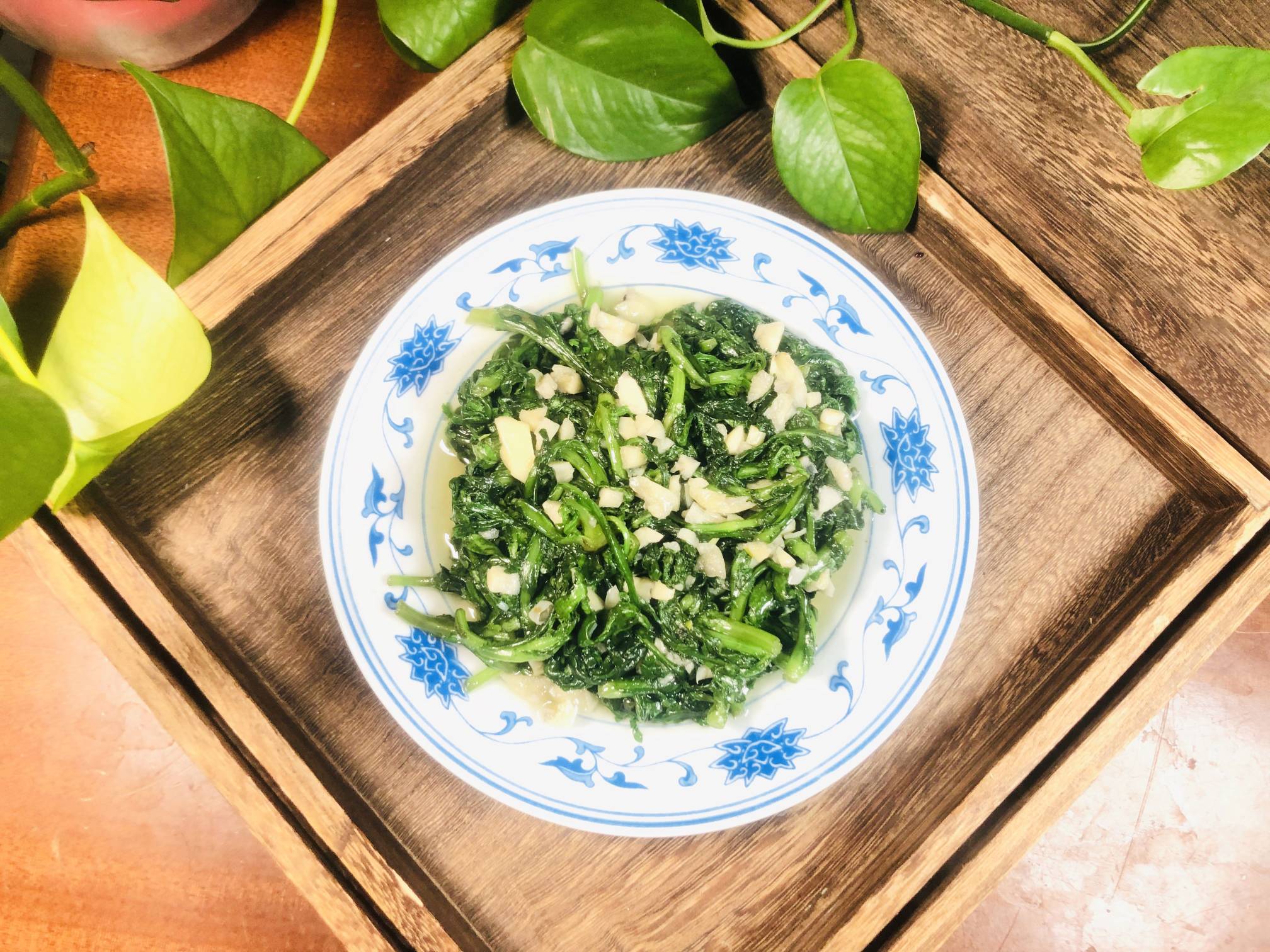 蒜泥茼蒿的做法-家常味炒菜譜-易網健康養生網 蒜泥茼蒿的做法-家常味炒菜譜